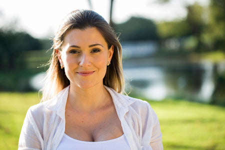 files/62222765-headshot-portrait-of-an-early-30s-casual-beautiful-blond-woman-at-the-park-on-a-sunny-summer-day.jpg